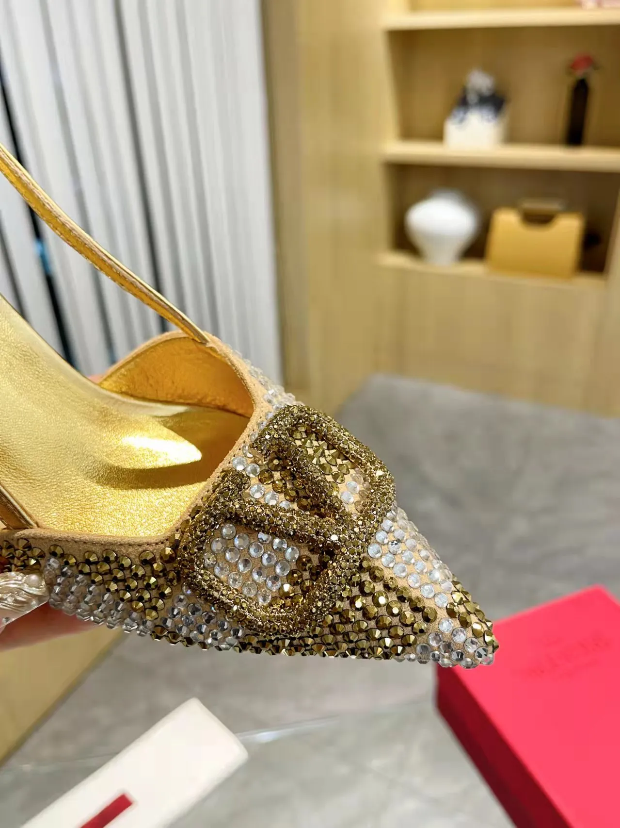 👟👟Ex-factory price 440👟👟 Genuine leather sole + 40 Kloesch diamond buckle Valentino.Valentino big v buckle single shoes ㊙️Latest series of counter genuine version with perfect details. Authentic products are made one to one. All details are consistent with genuine ones. The upper foot is very pedicure type. The key point is that it is very good and easy to control. It does not wear the feet and does not tire the feet. It is a walking artifact. The last shape is completely compared to the counter. The details are perfect. It is impossible to make such an exquisite product without the original version. Exclusive molded brass color. The highest version on the market. Fabric: imported sheepskin, lining and foot pads are all sheepskin. Color: 13 colors available. Sizes (34 to 42). Customized size 34 and 42. Non-returnable and non-exchangeable. Heel height: 7CM. Rubber sole. Genuine leather sole +40